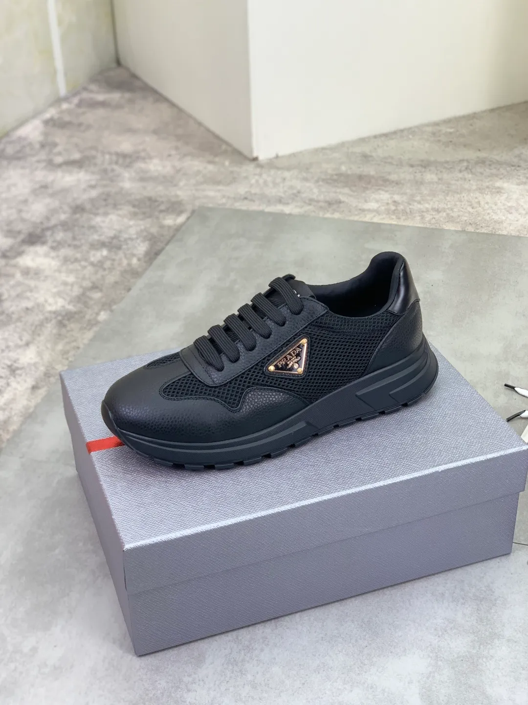 Men's shoes 💰P560💰[New style] popular models are on the official website, 🆘 Trendy brand (Prada) mainly promotes popular models, avant-garde and versatile fashion men's shoes private version mold opening, cowhide surface splicing 1:1.. Fashionable and simple, original imported cowhide lining cowhide feet; the atmosphere and personality are more fashionable, eye-catching and pursuing class. It will subvert the old idea and be a must-have for fashionistas with you! Must keep it for yourself! Tall and comfortable, large and low, high-end quality workmanship. Number of yards: 38-45 4️⃣optional.